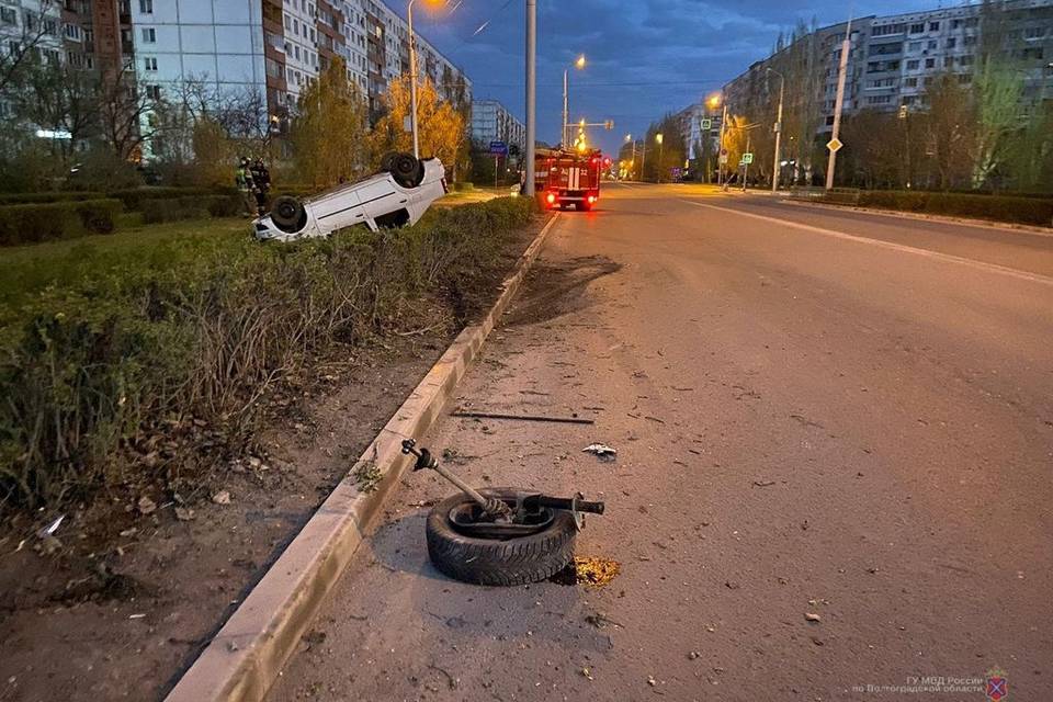 В Волжском Волгоградской области автомобиль перевернулся на крышу